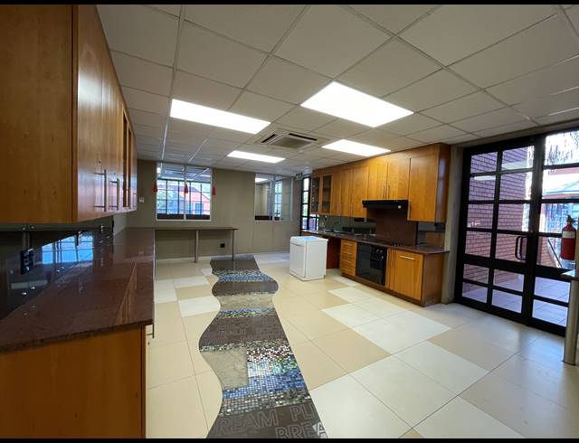 498.50M² OFFICE TO LET IN BRYANSTON